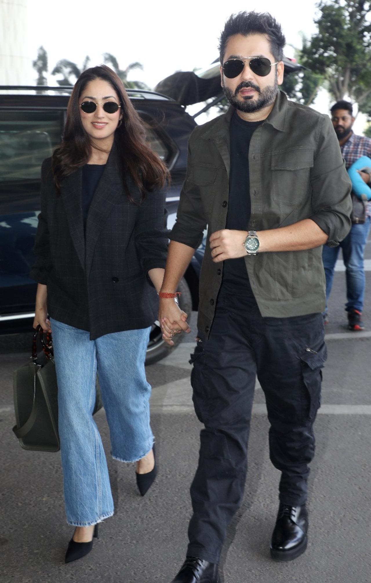 <p>After posing for paps, Yami Gautam and Aditya Dhar were seen walking towards the entry of the airport hand-in-hand as they flew out of the city.</p>